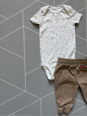 Wrangler|Baby boy set,Khaki Elastic Waist Pants & white bear print onesie•6-9M